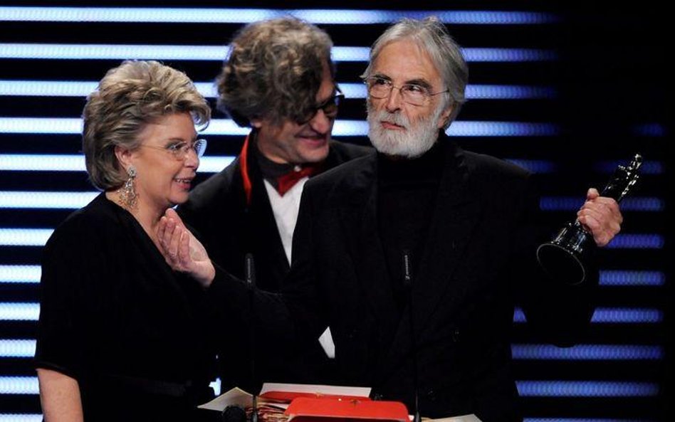 Michael Haneke odebrał Europejską Nagrodę Filmową za "Białą wstążkę" z rąk Wima Wendersa i unijnej k