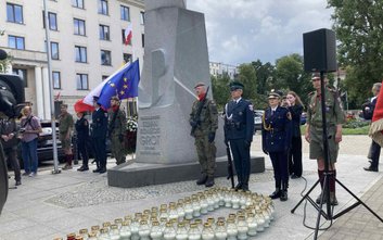 Pod pomnikiem gen. Stefana Roweckiego "Grota"  ustawiony został ze zniczy znak Polski Walczącej