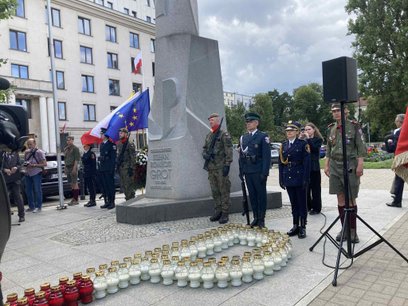 Pod pomnikiem gen. Stefana Roweckiego "Grota"  ustawiony został ze zniczy znak Polski Walczącej