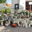 Znicze i kwiaty przed Auditorium Maximum na terenie Kampusu Głównego UW w Warszawie