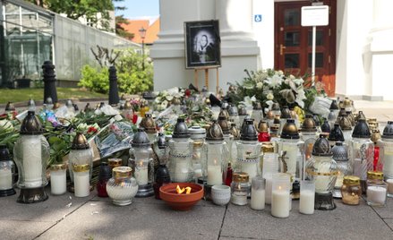 Znicze i kwiaty przed Auditorium Maximum na terenie Kampusu Głównego UW w Warszawie
