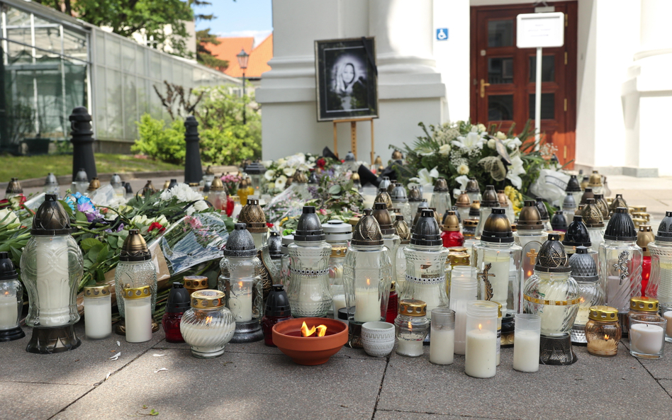 Znicze i kwiaty przed Auditorium Maximum na terenie Kampusu Głównego UW w Warszawie