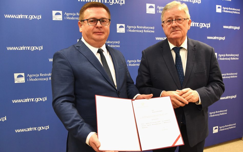 Image 3 - Minister Czesław Siekierski z powołanym na stanowisko Prezesa Agencji Restrukturyzacji i M