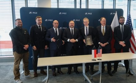 Prezes PGZ Adam Leszkiewicz (3L), wiceprezes Anduril Europe Brian Moran (3P), podsekretarz stanu w M
