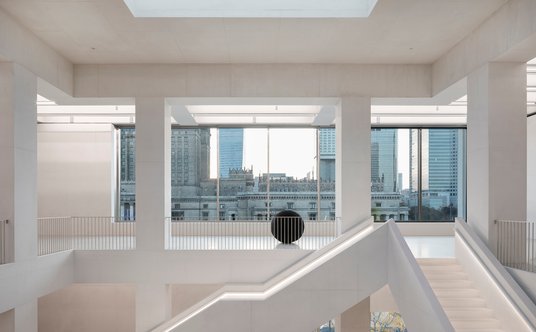 Z panoramicznych okien muzeum rozpościera się widok na centrum Warszawy.