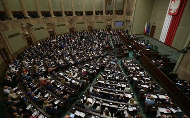 Posłowie na sali plenarnej Sejmu w Warszawie