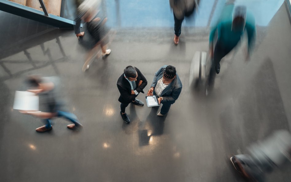 Specjaliści niepewni, ostrożni i mniej chętni do zmiany pracy