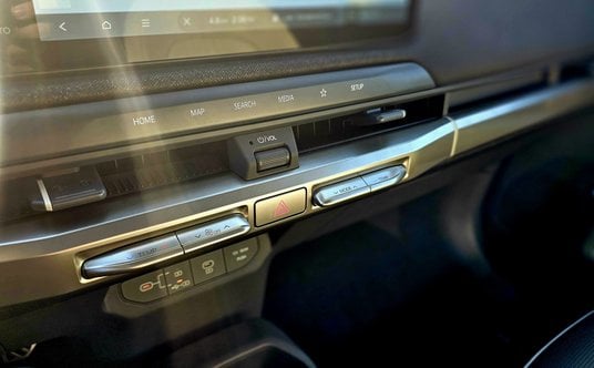 Nie wszystko na ekranie. W Kii EV3 najważniejsze funkcje auta sterowane są przyciskami i pokrętłami