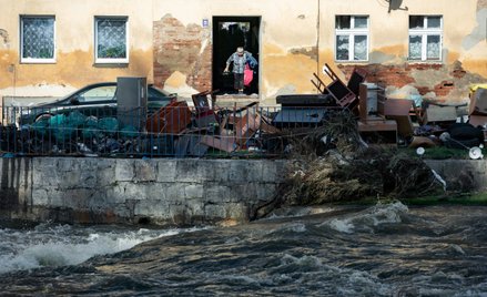 Sprzątanie po powodzi w miejscowości Lądek-Zdrój