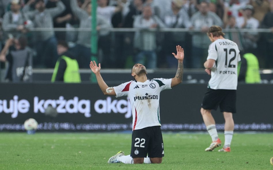 Juergen Elitim cieszy się z gola Rafała Adamskiego