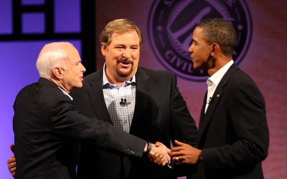 John McCain i Barack Obama oraz prowadzący debatę pastor Rick Warren