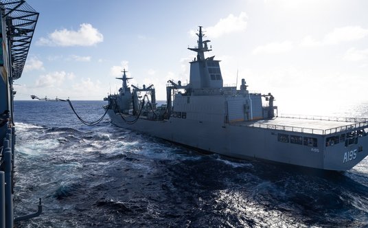 Pierwszy RAS w wykonaniu zaopatrzeniowca HMAS Supply. Paliwo odbiera śmigłowcowiec desantowy HMAS Ad