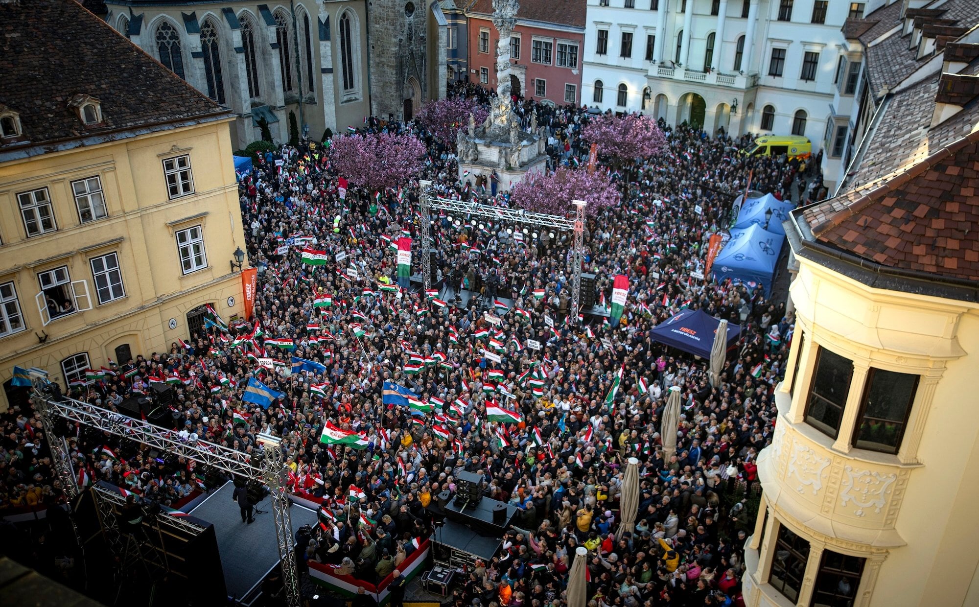 Węgrzy uwierzyli w rewolucję. Ostatnie sondaże fatalne dla Orbana