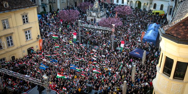 Węgrzy uwierzyli w rewolucję. Ostatnie sondaże fatalne dla Orbana