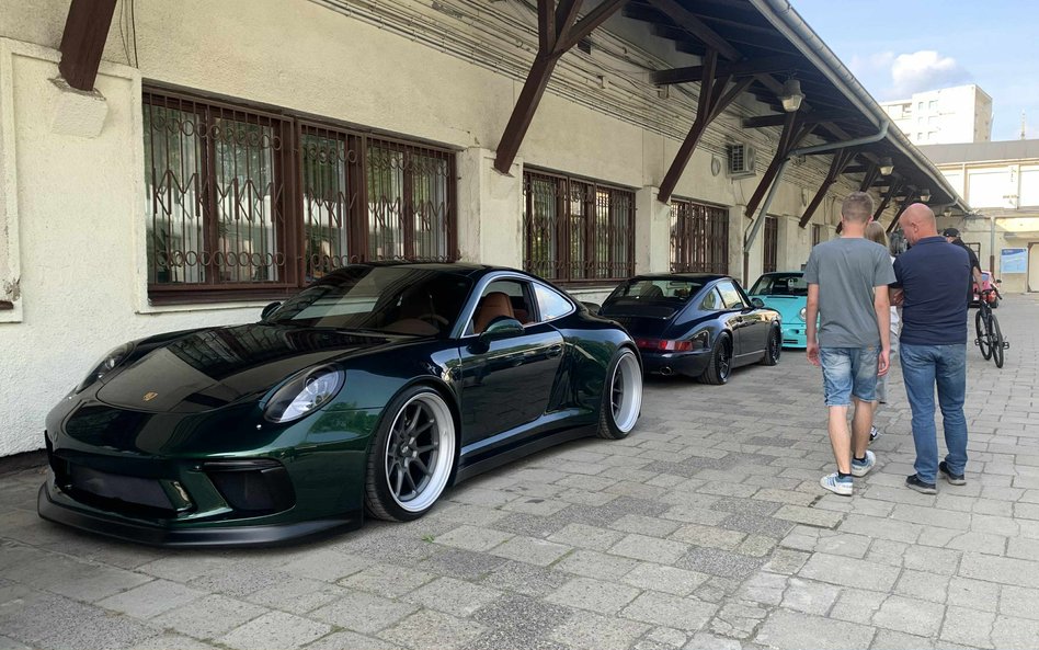 Głębokozielone Porsche z szerokimi nadkolami i sportowymi felgami