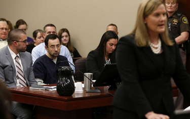 Larry Nassar (za stołem w środku) w trakcie jednego z procesów, w których o jego przestępstwach opow