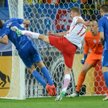 Polska – Słowacja. Paweł Dawidowicz (w środku) pod bramką rywali.
