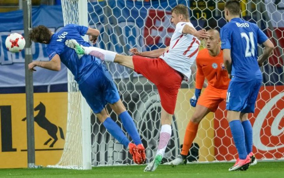 Polska – Słowacja. Paweł Dawidowicz (w środku) pod bramką rywali.