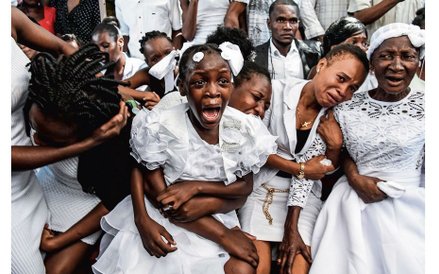 Dziewczynka płacze podczas pogrzebu swojego ojca zorganizowanego przez haitańską opozycję w Port-au-