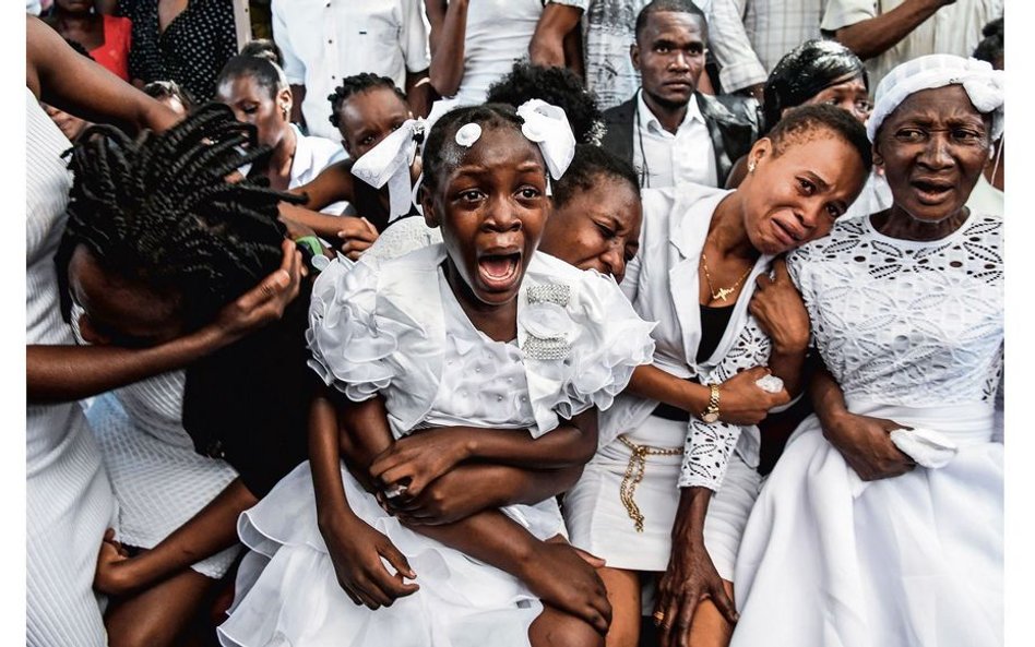 Dziewczynka płacze podczas pogrzebu swojego ojca zorganizowanego przez haitańską opozycję w Port-au-