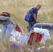 Na miejscu tragedii. Malezyjscy eksperci badają szczątki boeinga 777 we wsi Grabowo