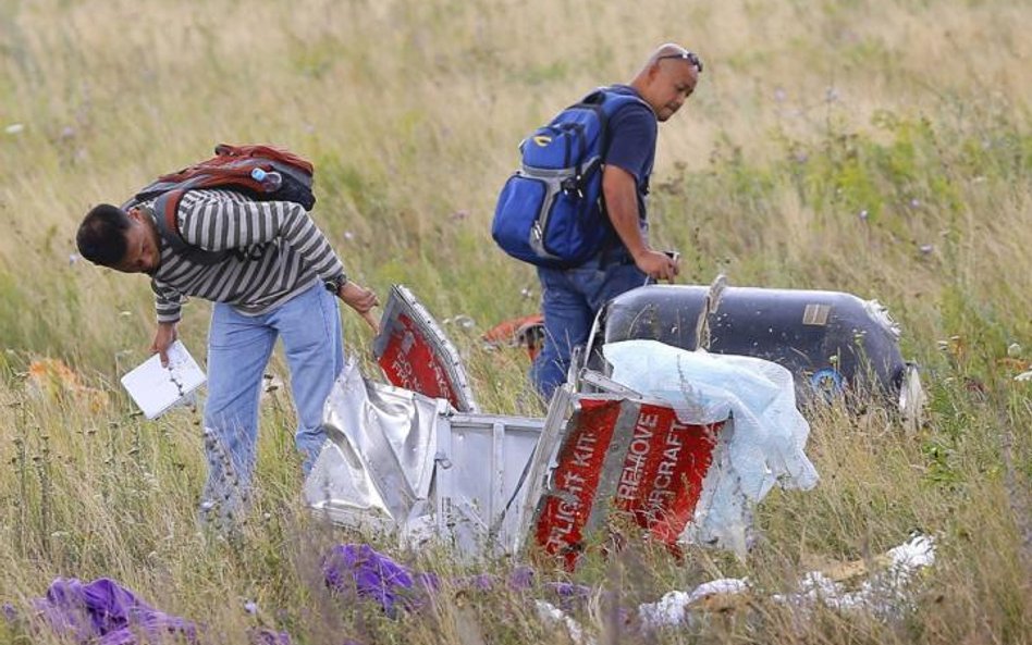 Na miejscu tragedii. Malezyjscy eksperci badają szczątki boeinga 777 we wsi Grabowo