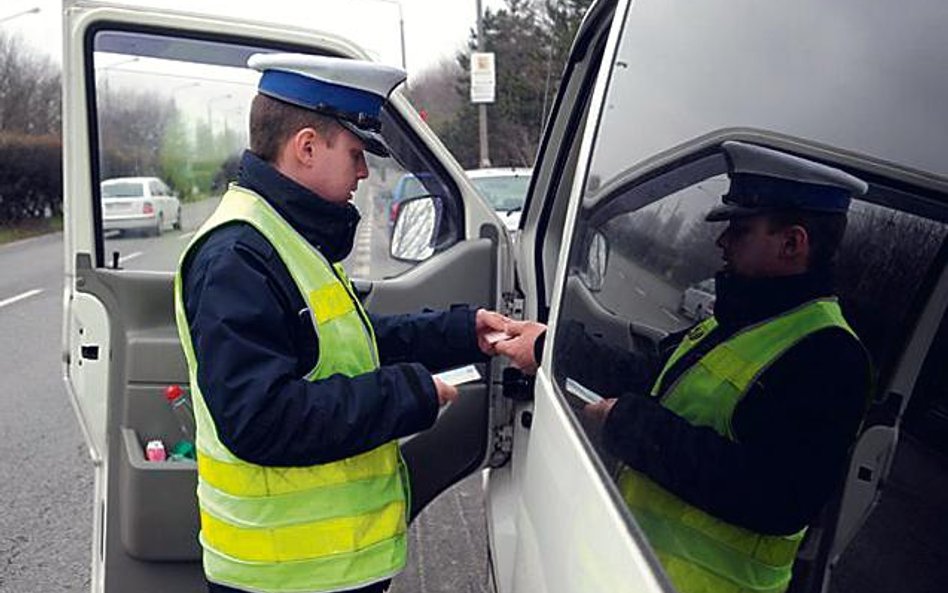 Na drodze wystarczy osąd policjanta, by kierowca stracił dokument uprawniający do prowadzenia pojazd