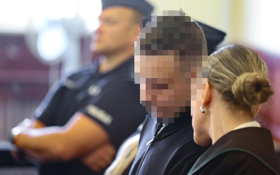 Sebastian M.  na sali Sądu Rejonowego w Piotrkowie Trybunalskim