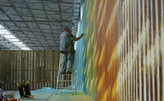 Leon Tarasewicz pracuje nad swoją najnowszą pracą