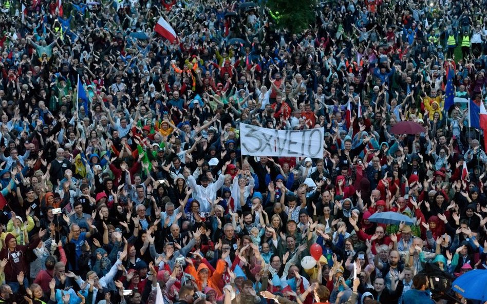 Protest &quot;Łańcuch &#346;wiatła&quot; w Parku Kasprowicza w Poznaniu, przeciw zmianom w sądownict