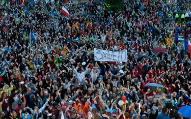 Protest &quot;Łańcuch &#346;wiatła&quot; w Parku Kasprowicza w Poznaniu, przeciw zmianom w sądownict