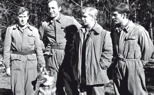 Do ekipy niezwykle popularnego serialu wojennego „Czterej pancerni i pies” Wiesław Gołas (pierwszy z