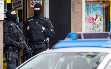 Niemiecka policja w czasie akcji poszukiwania składów broni. Essen, 4 listopada