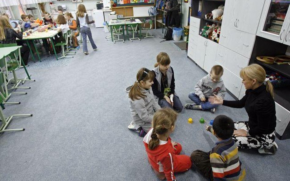 Placówka musi zapewnić zajęcia uczniom, którzy przebywają w szkole dłużej ze względu na czas pracy r