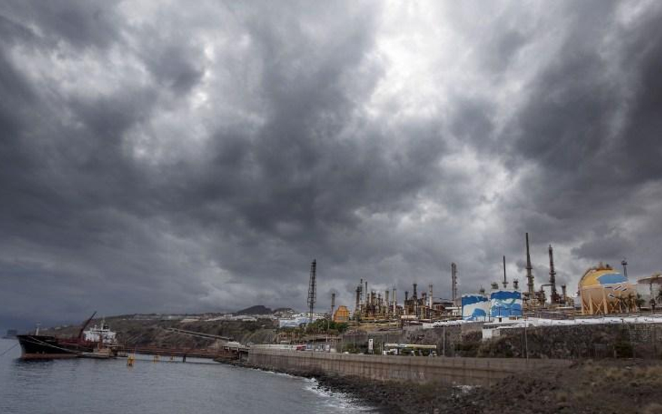 Deszczowe chmury nad rafinerią w stolicy Teneryfy, Santa Cruz de Tenerife