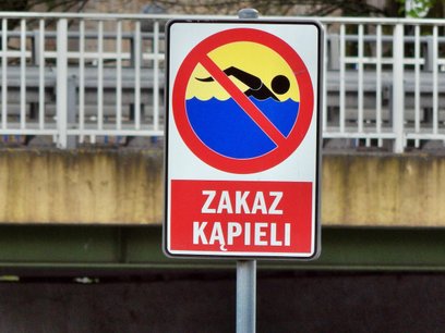 Dotychczas z Wkry odłowiono ponda 800 kilogramów śniętych ryb. Zakaz kąpieli obowiązuje także w Jezi