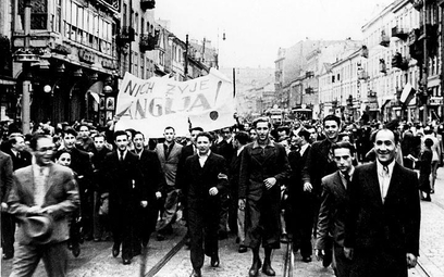 Manifestacja w Warszawie po ogłoszeniu przystąpienia Anglii i Francji do wojny. 3 września 1939 r.