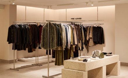 Sklep H&M w Sztokholmie. Szwedzki potentat odzieżowy najlepszy wynik osiągnął w kategoriach „wspiera