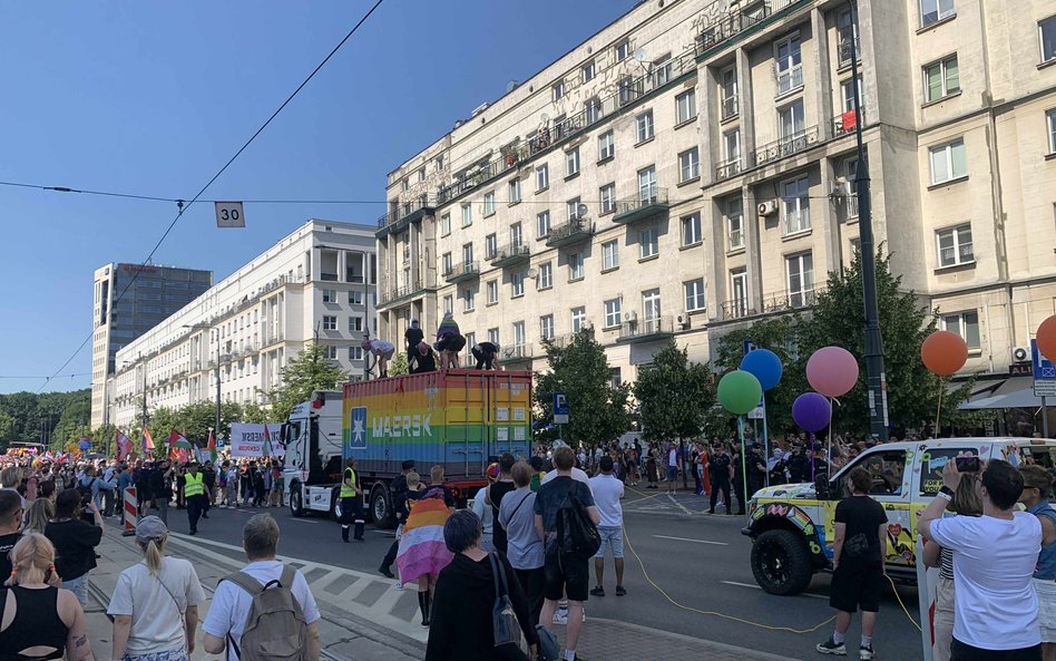 Na kontenerze widać ślady czerwonej farby