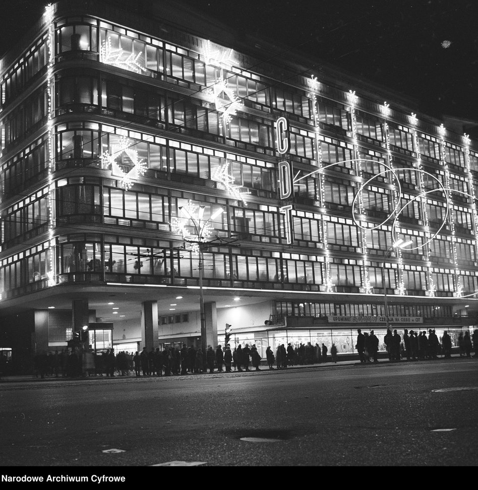 Widok na Centralny Dom Towarowy w Al. Jerozolimskich ze świątecznymi dekoracjami