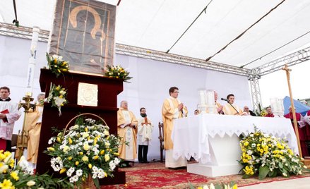 Matka Boska w tęczowej aureoli: A jednak obraża...