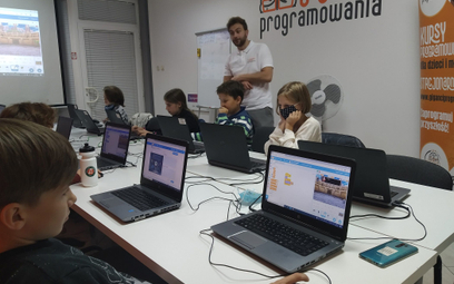 Rozwijający szkoły kodowania dla dzieci start-up Giganci Programowania rozpycha się za granicą. W Po