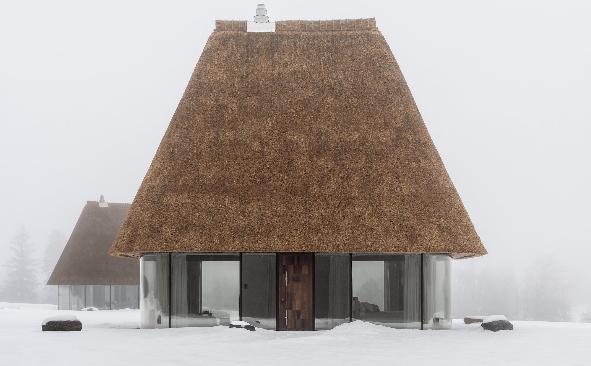 Ukraińskie „Szklane domy” kryte strzechą. To projekt architektów z Kijowa