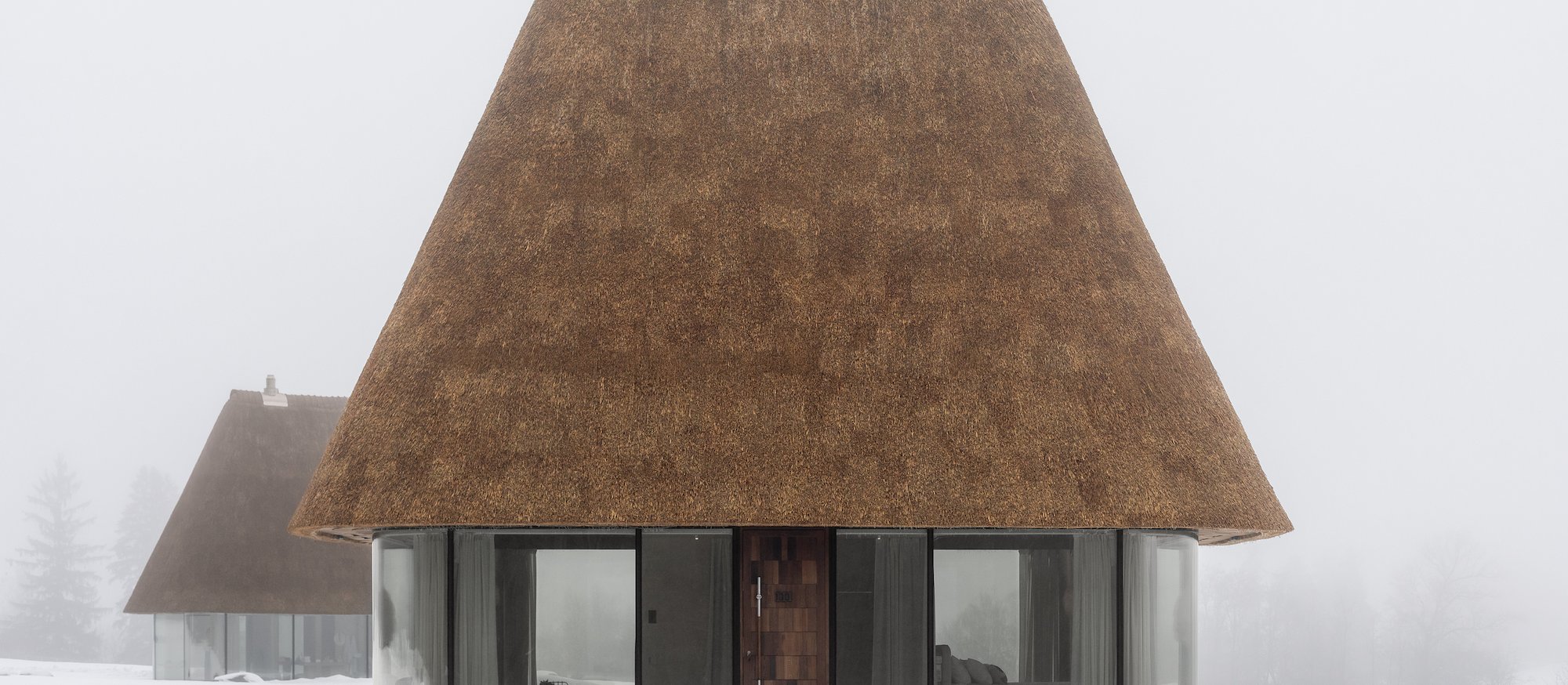 Ukraińskie „Szklane domy” kryte strzechą. To projekt architektów z Kijowa