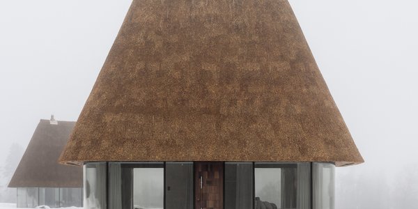 Ukraińskie „Szklane domy” kryte strzechą. To projekt architektów z Kijowa