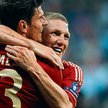 Mario Gomez przyjmuje gratulacje od Bastiana Schweinsteigera