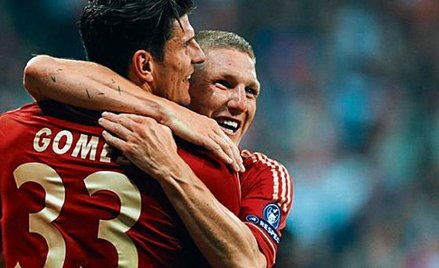 Mario Gomez przyjmuje gratulacje od Bastiana Schweinsteigera