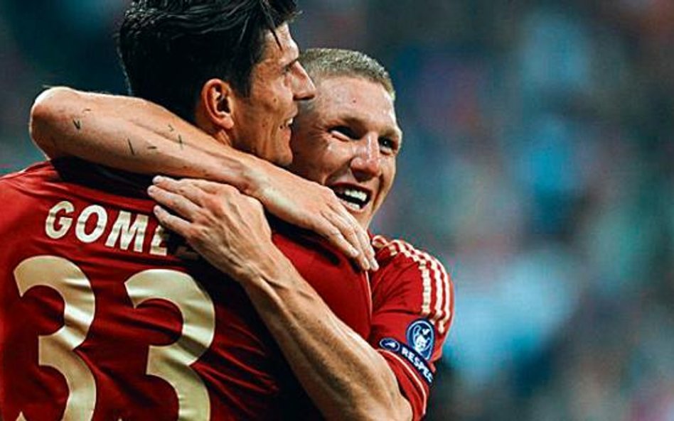 Mario Gomez przyjmuje gratulacje od Bastiana Schweinsteigera