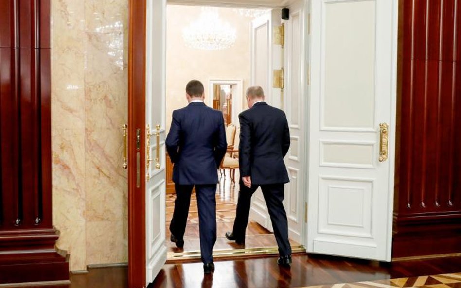Premier Miedwiediew (z lewej) i prezydent Putin idą ogłosić dymisję rządu