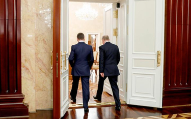 Premier Miedwiediew (z lewej) i prezydent Putin idą ogłosić dymisję rządu